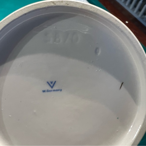 TMK-3 “Playmates” Hummel #58/0 is 4”tall and in excellent condition ! - Picture 8 of 8